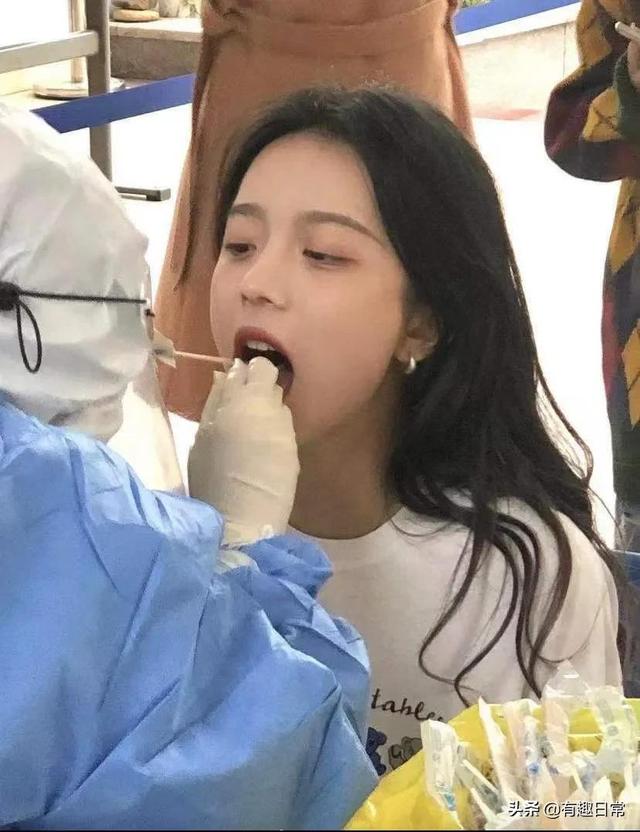 做核酸检测时,遇到一个姑娘,我该怎么套近乎呢?哈哈哈