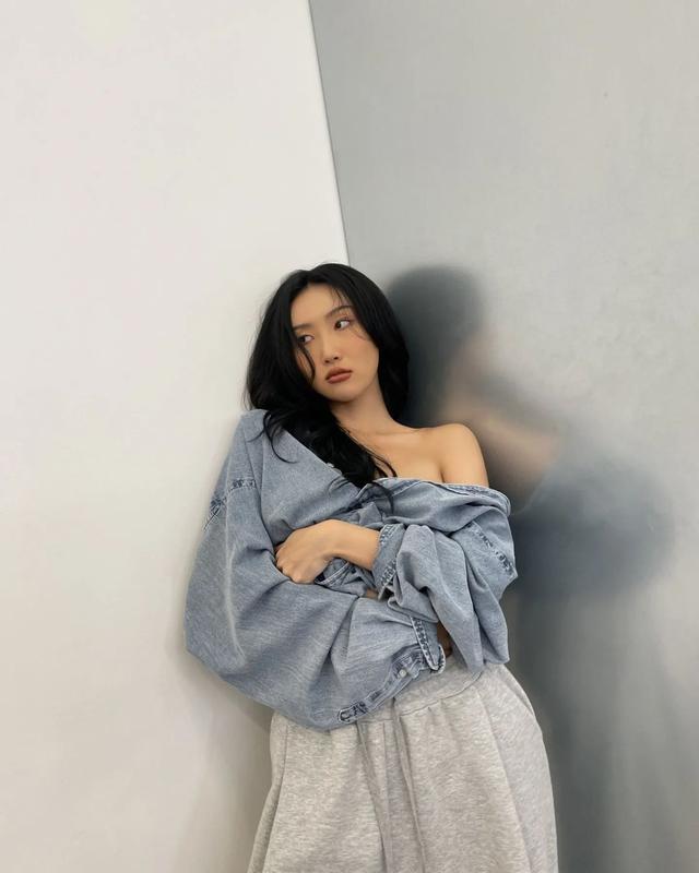 27岁韩国女星华莎,“大胆性感”时尚,秀出笔直锁骨和圆润肩线