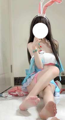 cos美女王者(王者COS：玉足公孙离来啦，身穿比基尼小短裙，头戴兔耳好可爱)