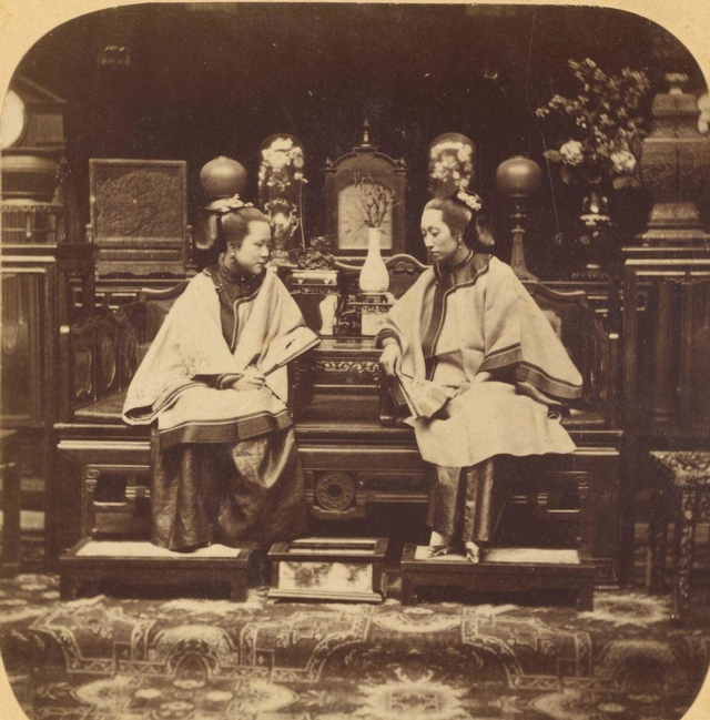 卑鄙龌龊老照片：青楼女子妖娆多姿，妇女露胸喂奶被孩子撕扯衣服