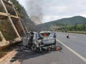 汽车燃烧图片(短短半个月 2辆轿车被烧成空壳，自燃真那么恐怖？)