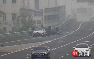 汽车高速爆胎视频(【视频】明知是“病车”强行上路，高速上爆胎遭遇惊魂一刻)