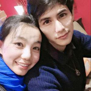 美女的洗脚水(浙江二婚美女嫁小11岁尼泊尔帅哥，被逼喝老公洗脚水？如今后悔吗)
