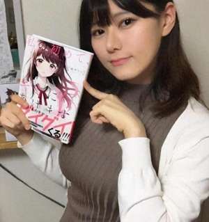 美女本子控制(日本漫画家大都不爱露脸，但也有例外，比如这位美女本子画师)