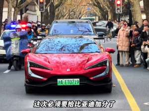 会跳舞的汽车视频(哇塞会跳舞的汽车，第一次见#仰望U9超炫酷)