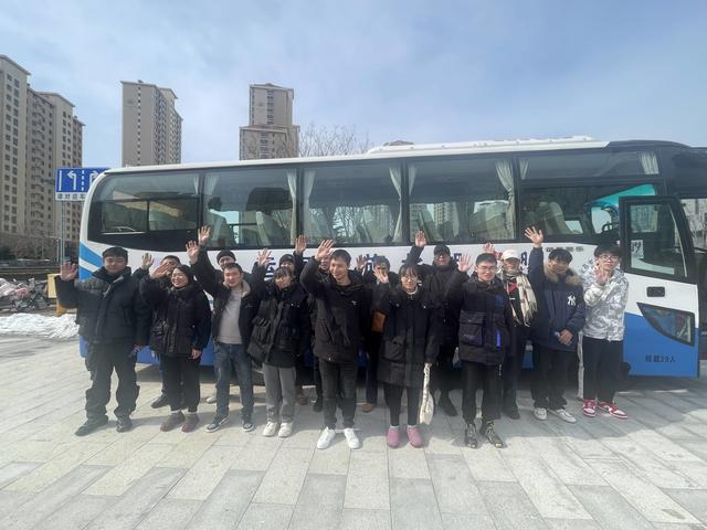 政府包车！今年首批巫山籍务工人员抵烟