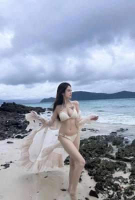 礁石与美女(夏日海滩的魅力：礁石比基尼美女)