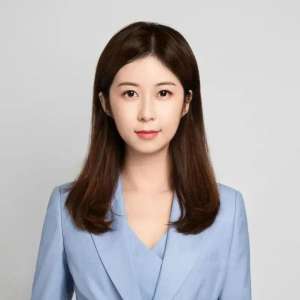 美女说基金(北大毕业、英国留学，90后美女基金经理梦碎：上任10天亏20%背后是何缘由？)