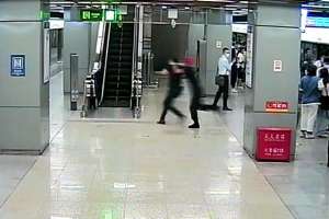 最猥琐的美女图片(偷拍裙底、猥亵女性…… 仨色狼被控制)