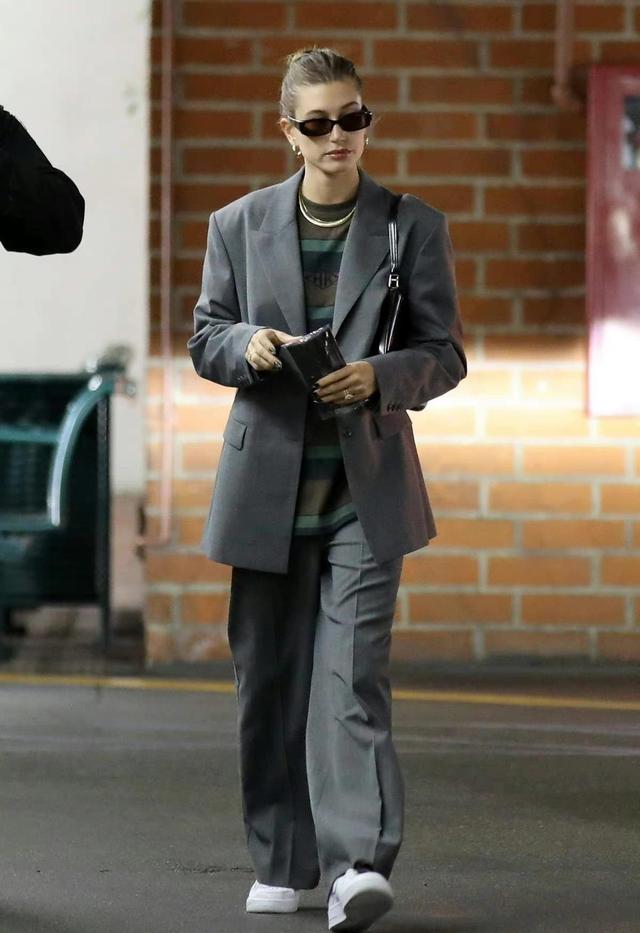 比伯真是捡到宝！娇妻海狸身材火辣衣品好，夫妻合体出街回头率高