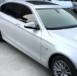 汽车贴全车膜(全车贴膜大约多少钱？车膜性能上有什么差异？)