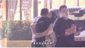 大美女强吻(杨坤醉酒后放飞自我，与两位美女当街亲密，主动亲吻搂腰举止随便)