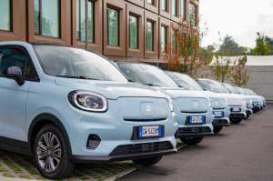 粉蓝色汽车(零跑T03在欧洲成为热门车，小身材大能量)