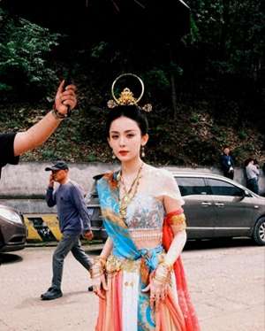 美女脱丁裤(古力娜扎黑色丁字内裤外露引争议，本人回应，有何问题？)