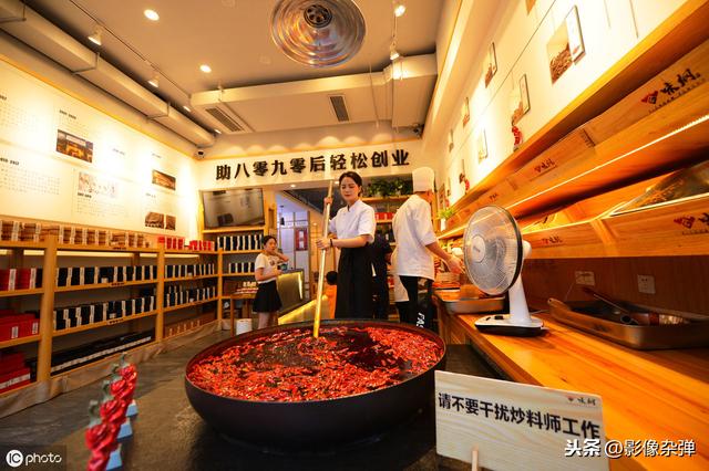 四川成都90后女孩，每天炒100公斤火锅底料，长相甜美意外走红