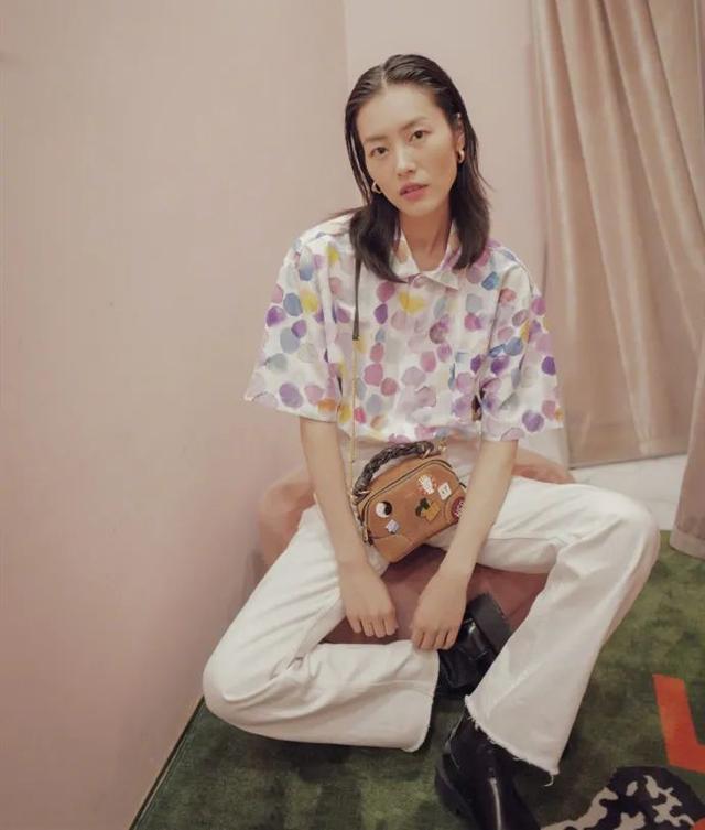 最近火了一种裤子叫“蹦迪裤”,穿上抢眼有个性,看看刘雯就懂了