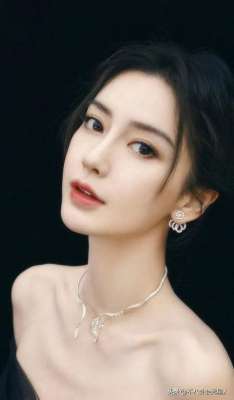 美女腿膝盖(膝盖内扣、外八字，这9位“半身美女”，走路姿势简直毁形象)