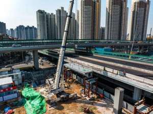 350吨汽车吊(加速度连通山东路与杭鞍高架路，青岛这个交通节点完成首跨钢箱梁架设)