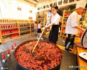 小陈小美女(四川成都90后女孩，每天炒100公斤火锅底料，长相甜美意外走红)