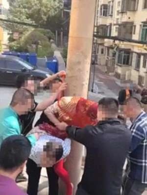 绑架美女双腿(新娘两腿分开被绑在电线杆上，崩溃大喊：““别摸我 ”)
