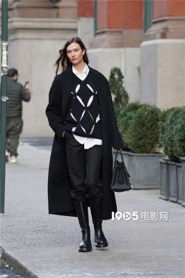 kk美女图片(超模小KK大衣配马靴帅气十足)
