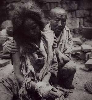 美女撕衣服照(侵华日军残酷暴行，女子为活命脱下衣服让日本人拍摄，侮辱至死)
