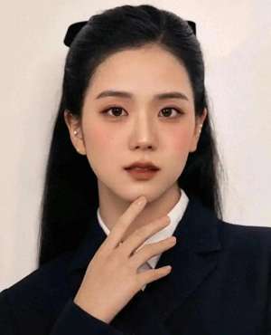 外国美女图片头像高清(《Nubia》公布2024年全球最美女星，里面仅有一名中国女星，是谁)