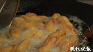 洋米糕美女(老夫妻卖油果子35年，跨省情缘成就这份老南京味道)