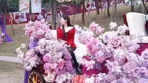 美女微博直播(赵露思穿得暖乎乎现身微博直播，开场自我介绍还请大家吃饭 。)