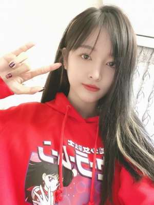 美女捧爱心(吴宣仪分享美照手捧水果凹造型甜美可人)