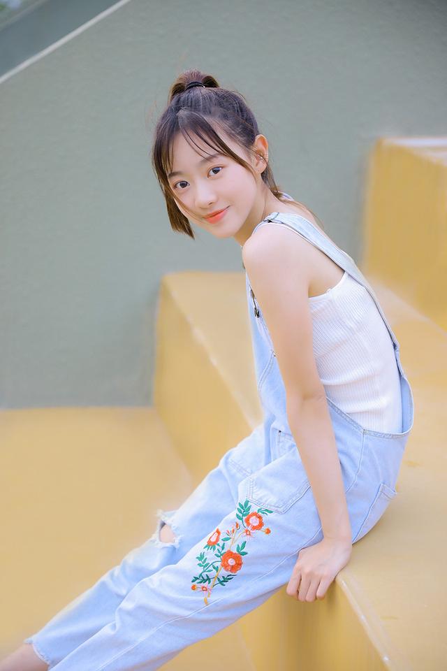 清纯甜美的美少女，萌萌的大眼睛，清新又可爱