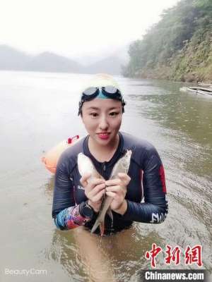 冬泳 美女(爱上冬泳的“80后”美女：疫情期间开播成“网红”)