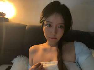 美女快直播(呆妹儿深V直播下厨，“大摆锤”挑战超管底线，网友：太辣眼睛了)