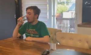 汽车运输模拟器2020(你每买一份这个Steam游戏，开发者就会在现实中喝下一杯水)