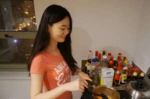 美女厨房3名单(厨房美女做菜曝光，摄影师记录10个厨房美女做菜过程，好看又过瘾)