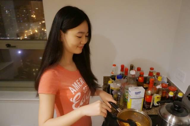 厨房美女做菜曝光，摄影师记录10个厨房美女做菜过程，好看又过瘾！