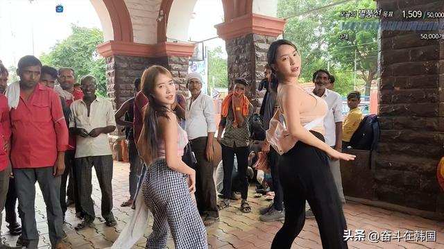 韩国女网红坦胸露乳在印度街头热舞!网友:要钱不要命啊
