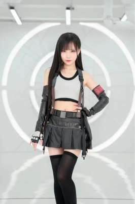 超漏美女(美女网红舞台被指博眼球，穿着清凉露打底裤，镜头仰拍裙底太猥琐)