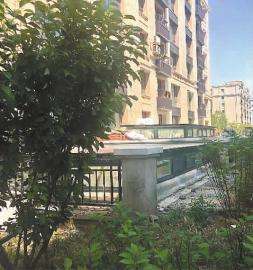 武汉吉翔汽车顶棚(小区里多户居民私扩地下室)