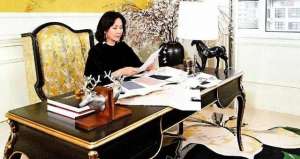 客厅美女画(刘嘉玲客厅一幅画价值1357万，一栋豪宅4个亿，她到底有多少钱？)