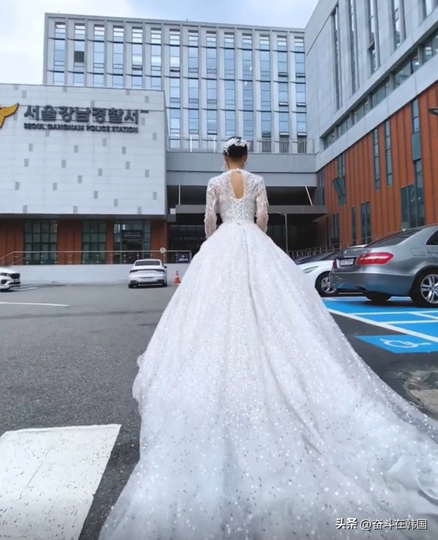 韩国女网红坦胸露乳在印度街头热舞!网友:要钱不要命啊