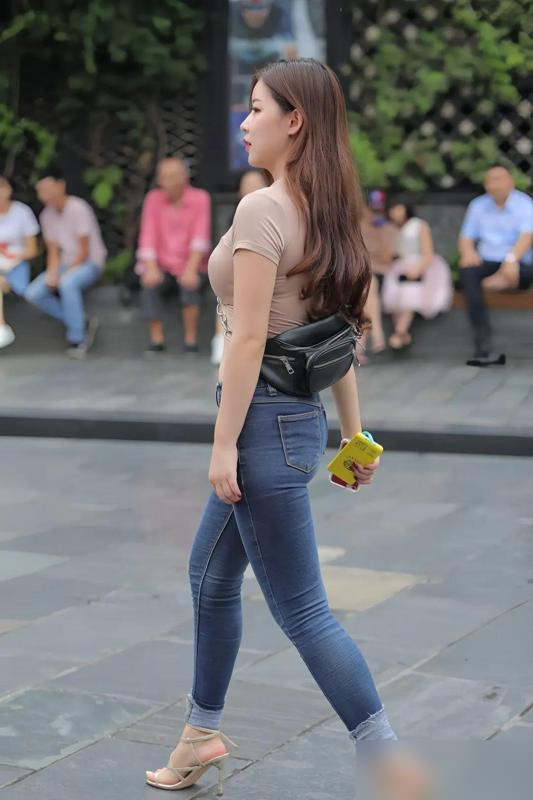 微胖小姐姐:露脐装+牛仔裤,性感玉足惊艳众人