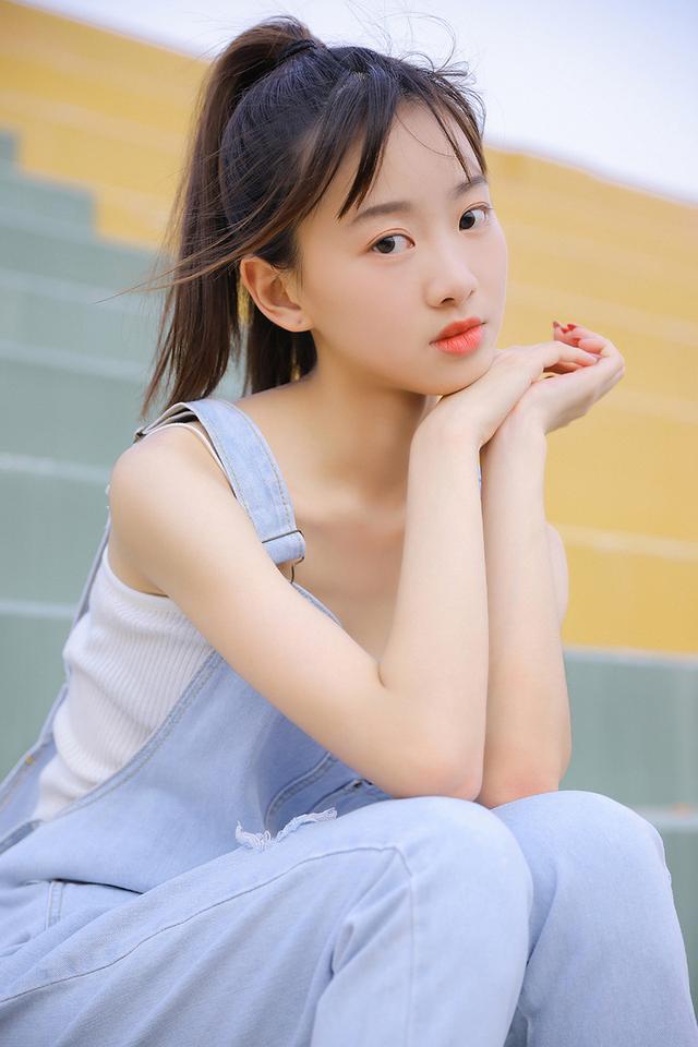 清纯甜美的美少女，萌萌的大眼睛，清新又可爱