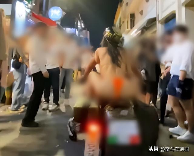 韩国女网红坦胸露乳在印度街头热舞!网友:要钱不要命啊