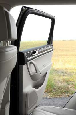 汽车车门结构图解(为啥不把车门设计成平推的，来预防「开门杀」呢？)