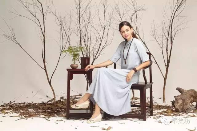 外国美女坐上红木家具，尽显女子情趣！