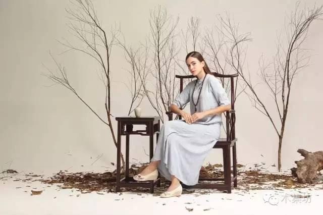 外国美女坐上红木家具，尽显女子情趣！