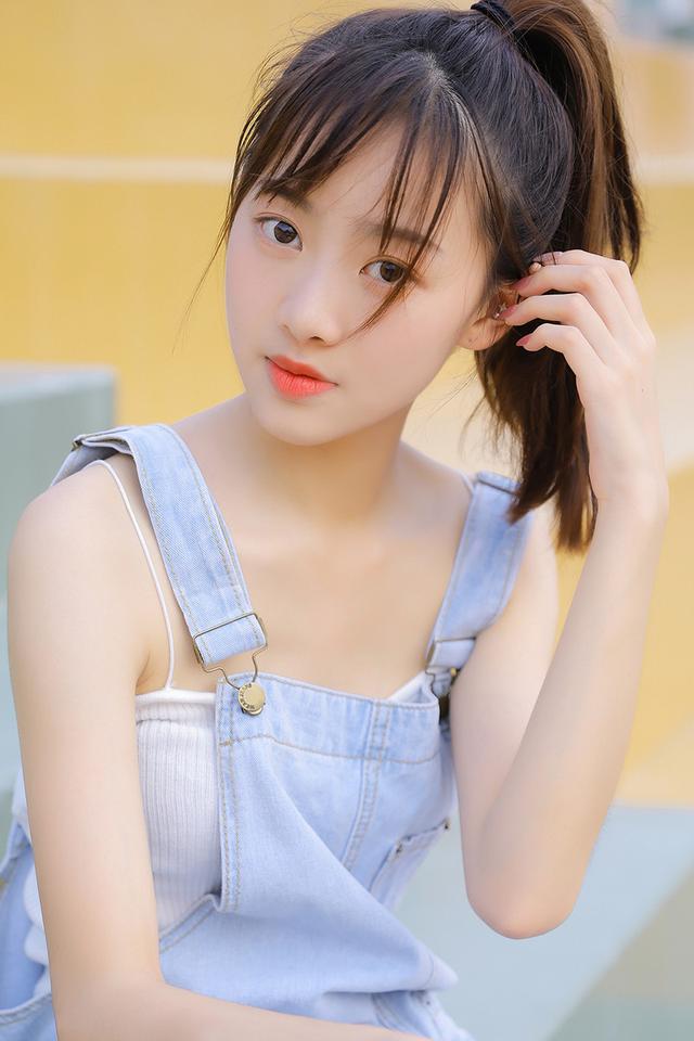清纯甜美的美少女，萌萌的大眼睛，清新又可爱