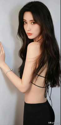 裹胸短裙美女(孟子义抹胸短裙写真，美得不要不要的)