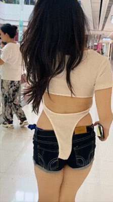 美女秀下面(美女你这衣服穿的不对吧，下面都露出来了，网友：她是故意的)